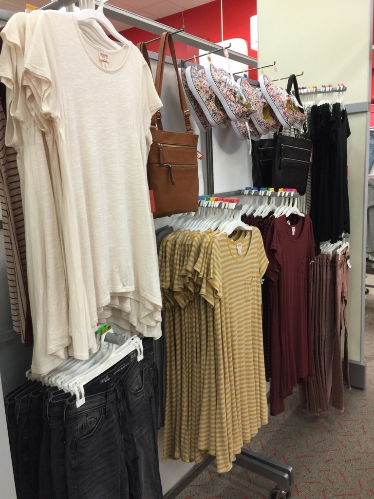 sarahp_vml's tweet photo. Fillin' w/ slow sellers + style ideas = $$$$! Props to #MBTM for this! #vmtl @Lindsayyybert @cali4niaboo @DebnSherl https://t.co/6WQkiM7D0P