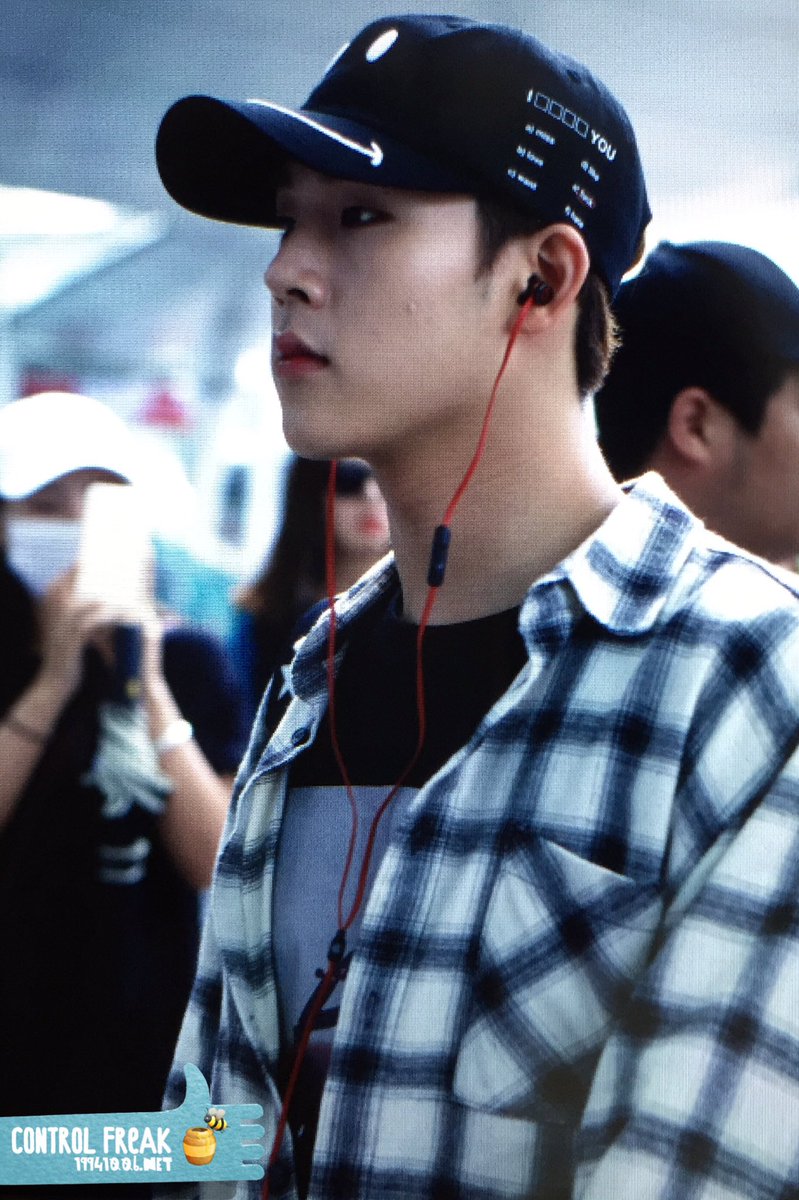 19941006net's tweet photo. 160706 출국 #주헌 #몬스타엑스 #MONSTA_X #TheCLAN #걸어 @OfficialMonstaX https://t.co/N9Chjt9tzb