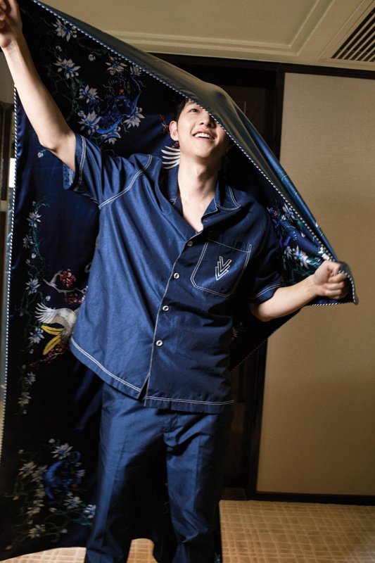 SongJoongKi_SG's tweet image. [PHOTO] 160705 Song Joong Ki - Harper's Bazaar Singapore Magazine #2