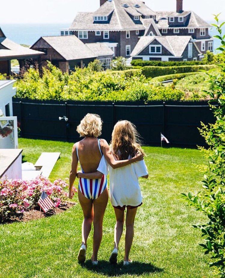 Taylor Swift with friends celebrating 4th of July.(Gigi Hadid, Cara, Blake, Rachel Platten and many more)