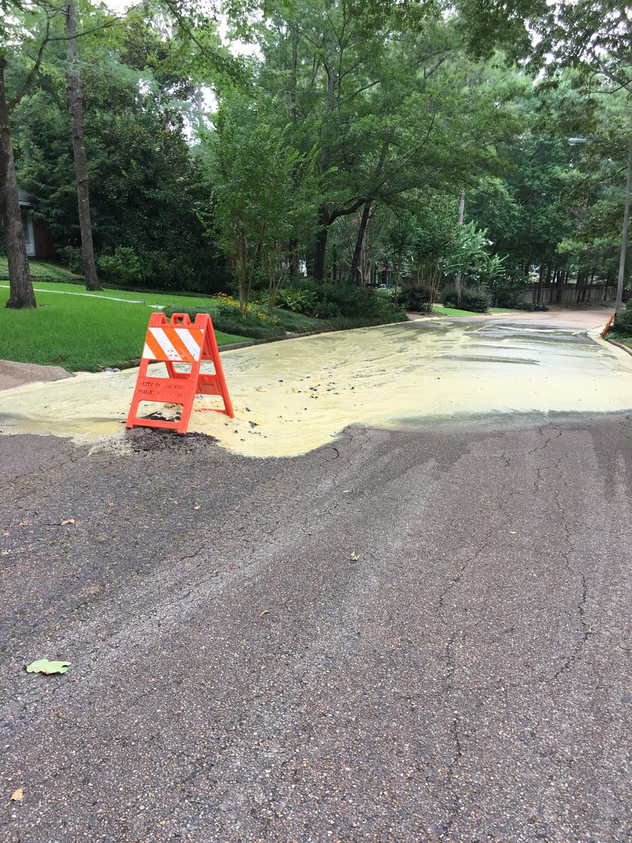 beegejmw's tweet photo. Hey @TonyYarber any chance you can get City Services over to the 2000 block of Heritage Hill Dr ASAP?? https://t.co/JO1Oj153yC