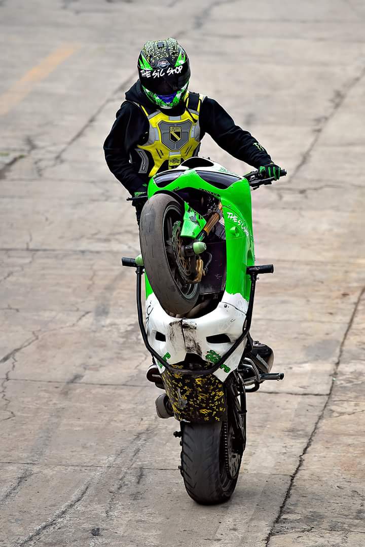 AnniysRodriguez's tweet photo. #StuntMexico #KarnezElmejor 😎#DeporteExtremo👊 @karnez @BMW @BMWMotorrad_Mx @BMWMotorrad https://t.co/dFI1hx77pJ