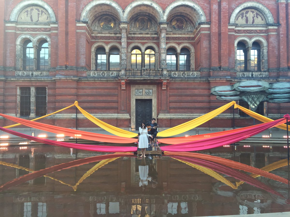 _sofiagodinho's tweet photo. Amazing setting, singer on water and static chef table canapé. Thank you @V_and_A #SW7Event https://t.co/4srwWZe6qn