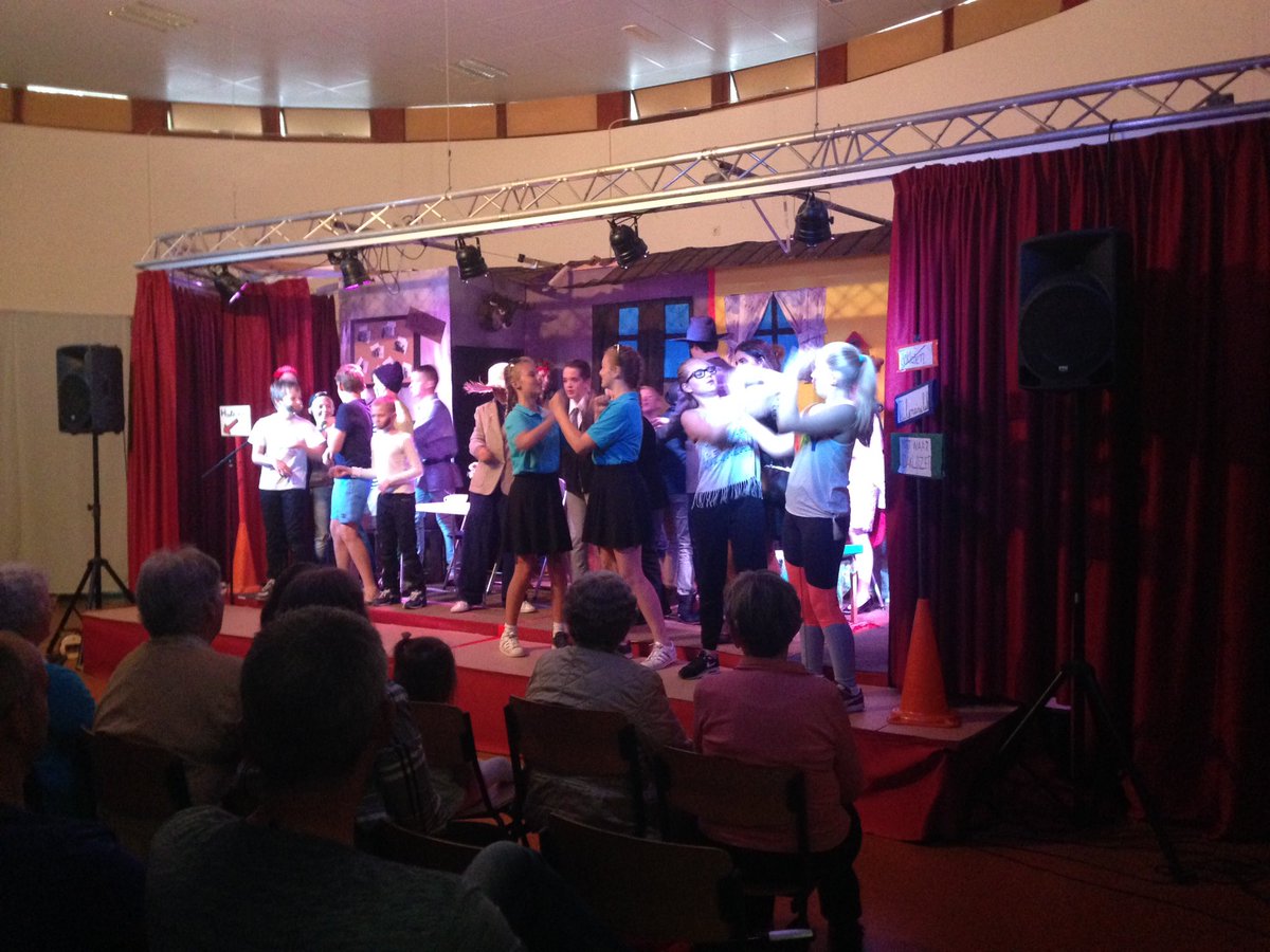 OBSDeFontein's tweet photo. Flitsende eindmusical van groep 8. Wat een kanjers. https://t.co/D4w1f1YJY4