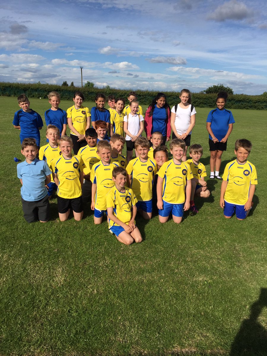 MissHooksBPS's tweet photo. Team photo at the Rounders Tournament tonight! Excellent batting, fielding and team work! @Battyeford @PennineSSP https://t.co/6ROwMzJfKf