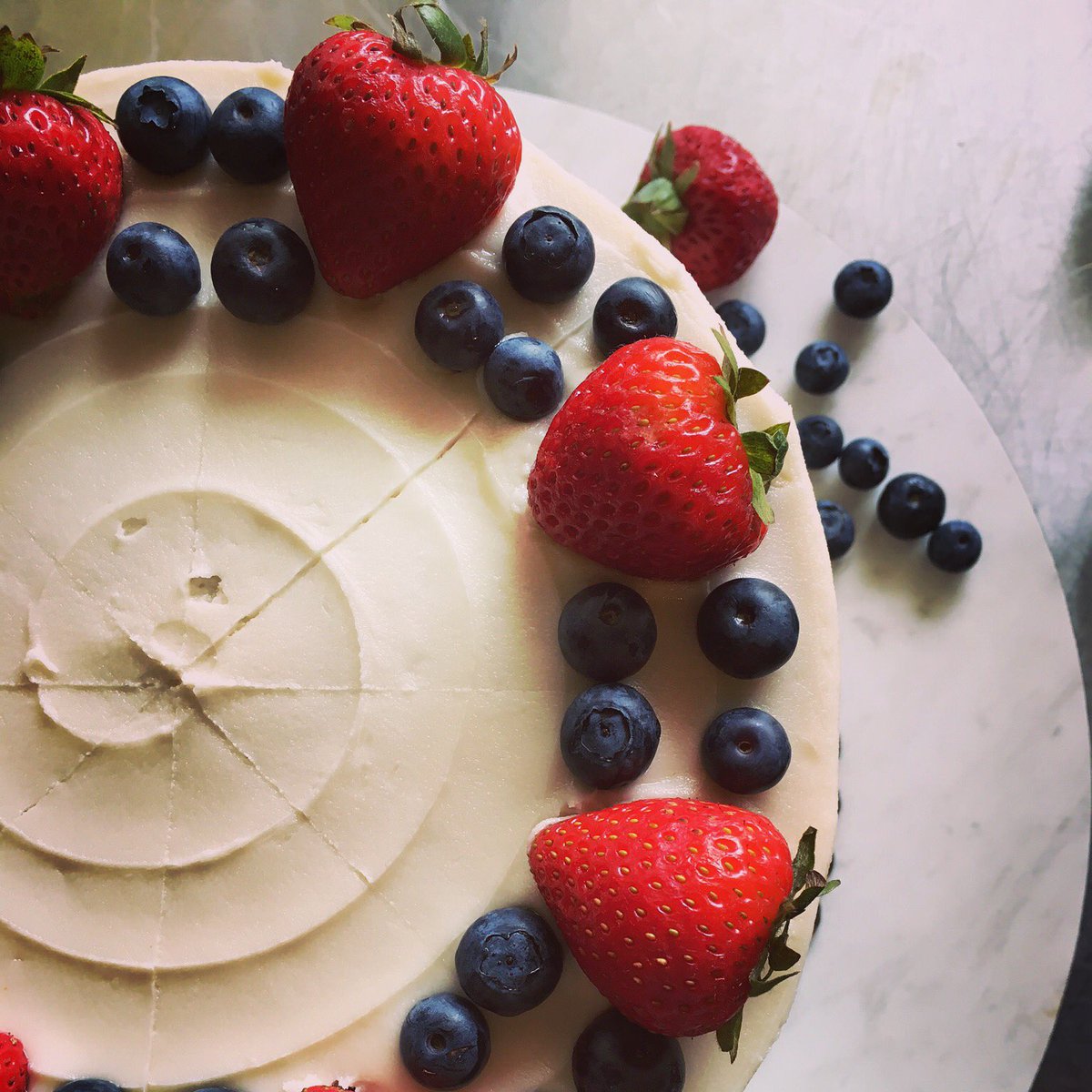 Dare you to stay away from our delicious Vanilla Berries and Cream Cake 🍰😃