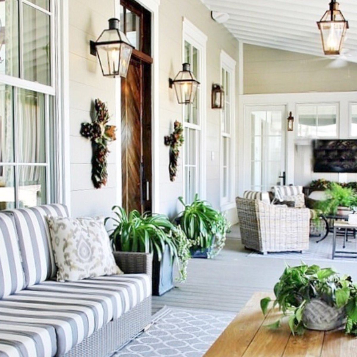 AngieLentzNASH's tweet image. Nothing like a beautiful #southernporch And love those magnolia crosses! #coffee #planningspace #frontporchdecor