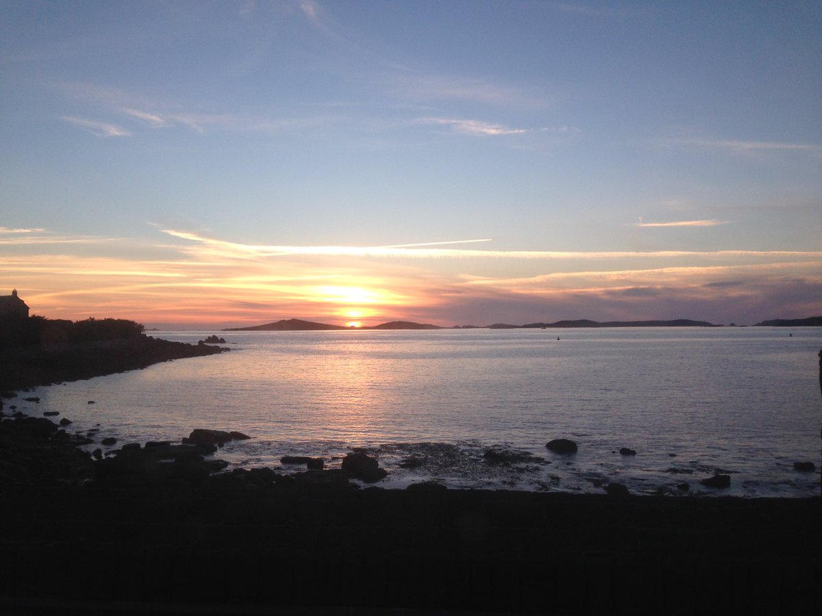 ScillyI's tweet photo. Enjoy! #sunsetwindow #summer #scilly #mermaidsunsets https://t.co/ZED9RkgbkU