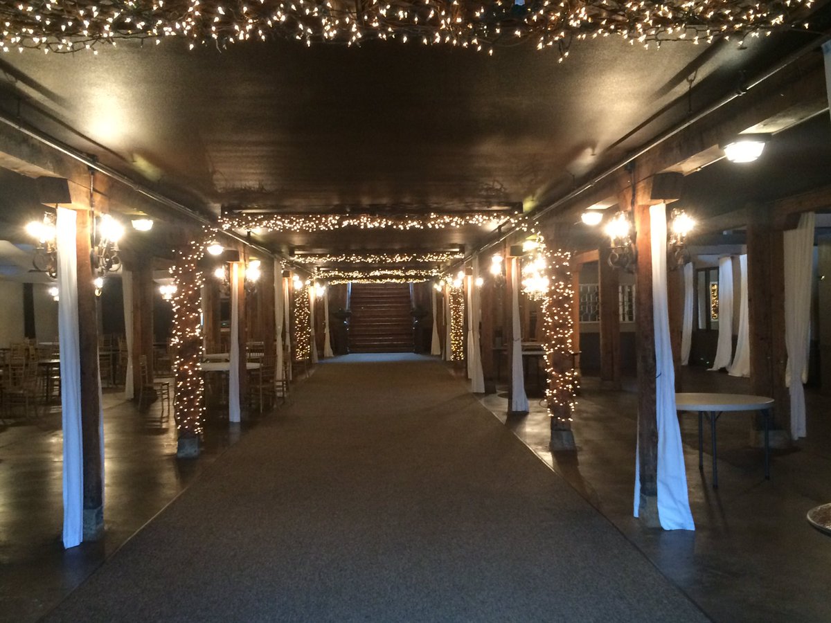INCRE17IBLE's tweet photo. Seniors!We want to know your thoughts on which prom venue to choose for next year! The 1st choice is Lord Hills Farm https://t.co/wEEKXfIHJR