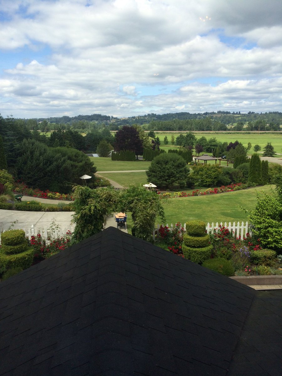 INCRE17IBLE's tweet photo. Seniors!We want to know your thoughts on which prom venue to choose for next year! The 1st choice is Lord Hills Farm https://t.co/wEEKXfIHJR