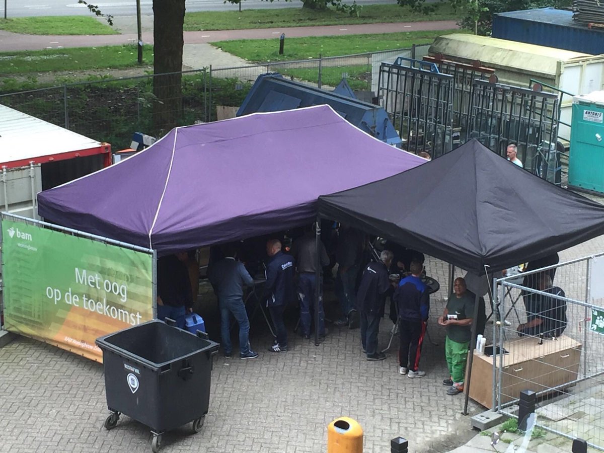Ferd_Rooymans's tweet photo. De laatste appartementen zijn bijna klaar. Een gezellige bbq met alle vaklieden en co-makers. #BAM #sweelincklaan https://t.co/MIks6FNcfn