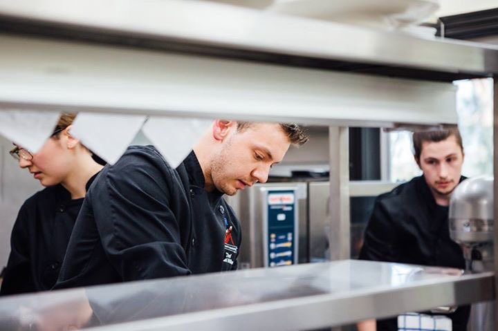 RationalSandra's tweet photo. @Vision_FoodS @RATIONAL_AG a chef and his team. #thedetailsmakethedifference. https://t.co/7rPZuKuMAF