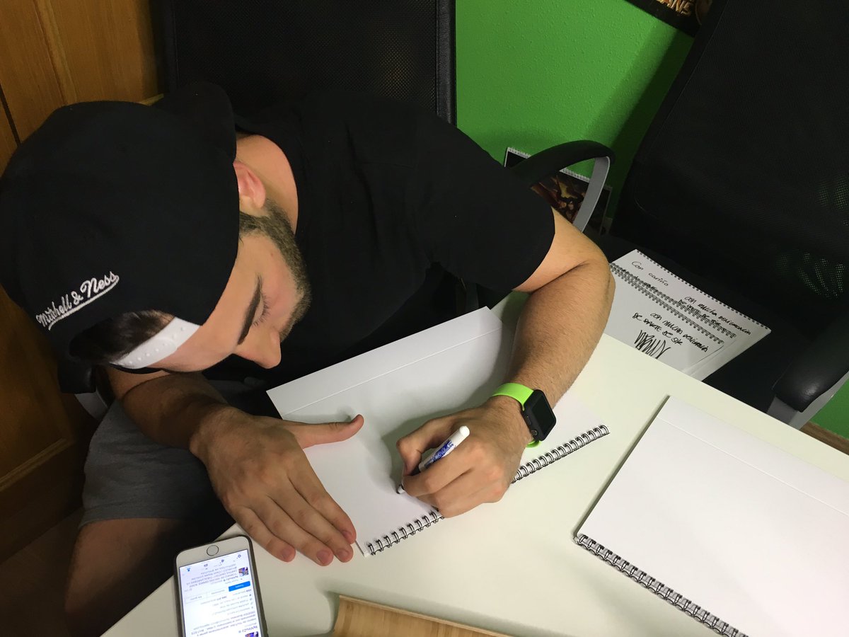 Alvaro845's tweet photo. ¡¡Muchas gracias a todos por esta #CopaRoyale!!
ÉPICO. Y gracias a @byViruZz que lo tengo de esclavo firmando 😆 https://t.co/htOsSmm7xj