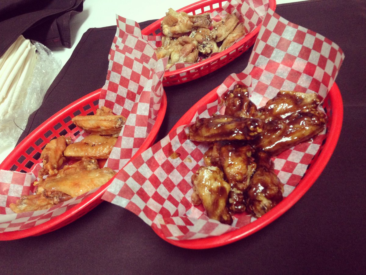MadrinaCalgary's tweet photo. Wing night here at Madrina's! $2.00 for a little basket. #wing #flavour #HappyHour https://t.co/9J4G6tJfm8