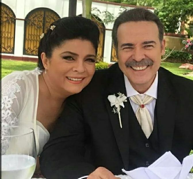 BETE_RUFFO's tweet photo. Lo mejor de tu vida...
@victoriaruffo31 y #CesarEvora en #BodaTekila https://t.co/GY8DMhquTc