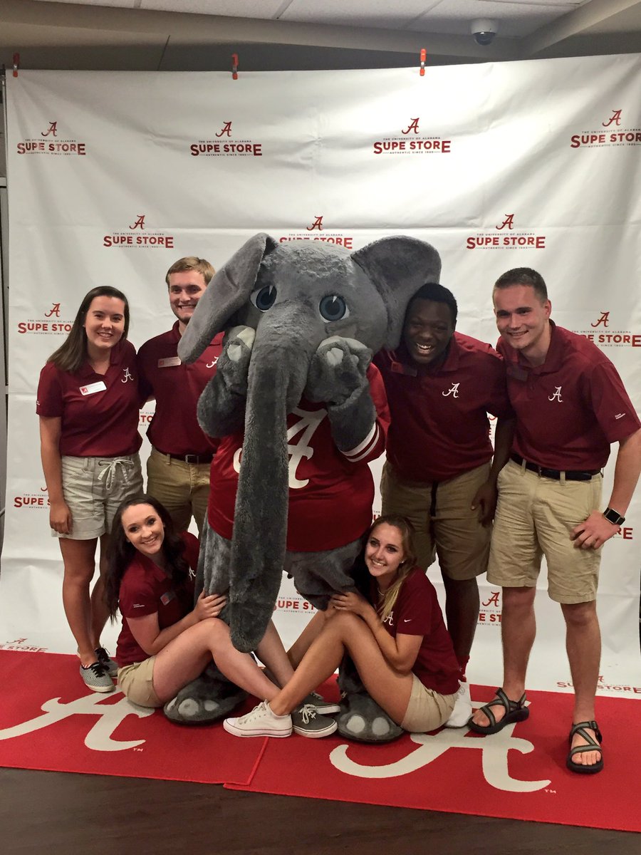 #BamaBound: Part of the <a href="/UAPATeam/">Parent Ambassadors</a> took a break for a photo with @Official_Big_Al!