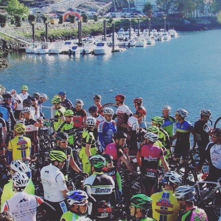 Madametx's tweet photo. A punto de dar comienzo el Gran Fondo Ézaro 2016🚴🏽❤️ #GranFondoÉzaro #GranFondoÉzaro2016 #Ciclismo #EMESports #Ézaro https://t.co/zckeiB4kYu