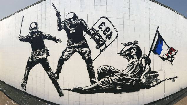nuitdberlin's tweet photo. "Der Staat knüppelt die Freiheit" von Künstler Goin. https://t.co/s293X0ZshT