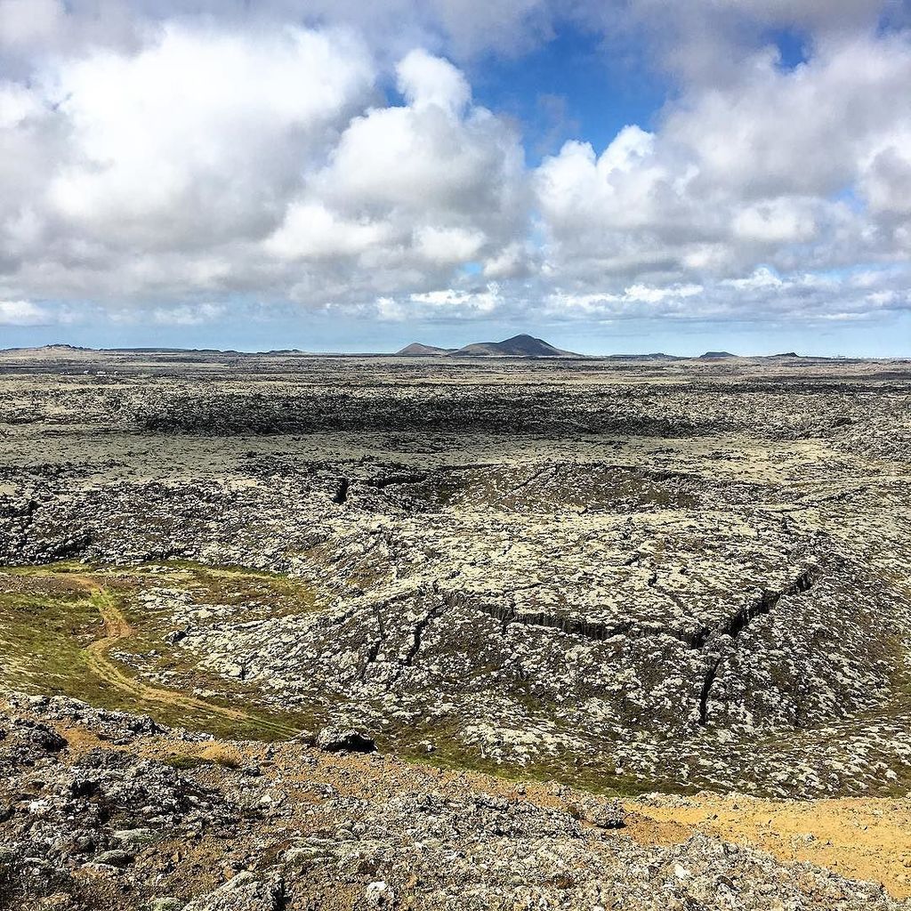 StraMaMax's tweet photo. As far as the eye can see. #iceland #island #naturalspectacle #mountains #bluesky #landscape #stramamax #eyecatcher https://t.co/VDSA59dQPF