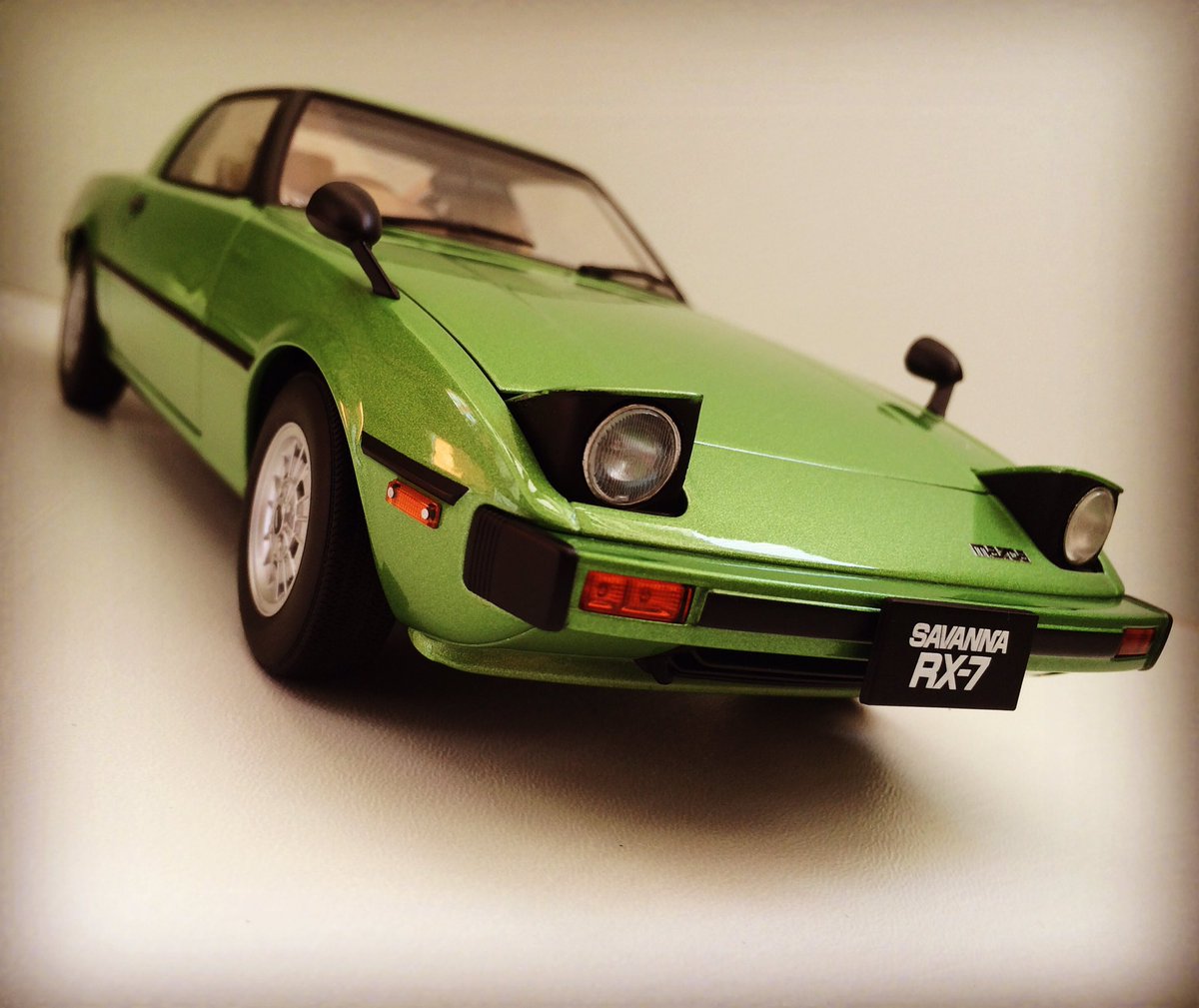 diecast18jrm's tweet photo. Review of Mazda Savanna RX-7 1:18 scale by AUTOart https://t.co/dz4hcKOwdF #jdm #mazda #mazdarx7 #rx7 #japan https://t.co/VvAstER1PL