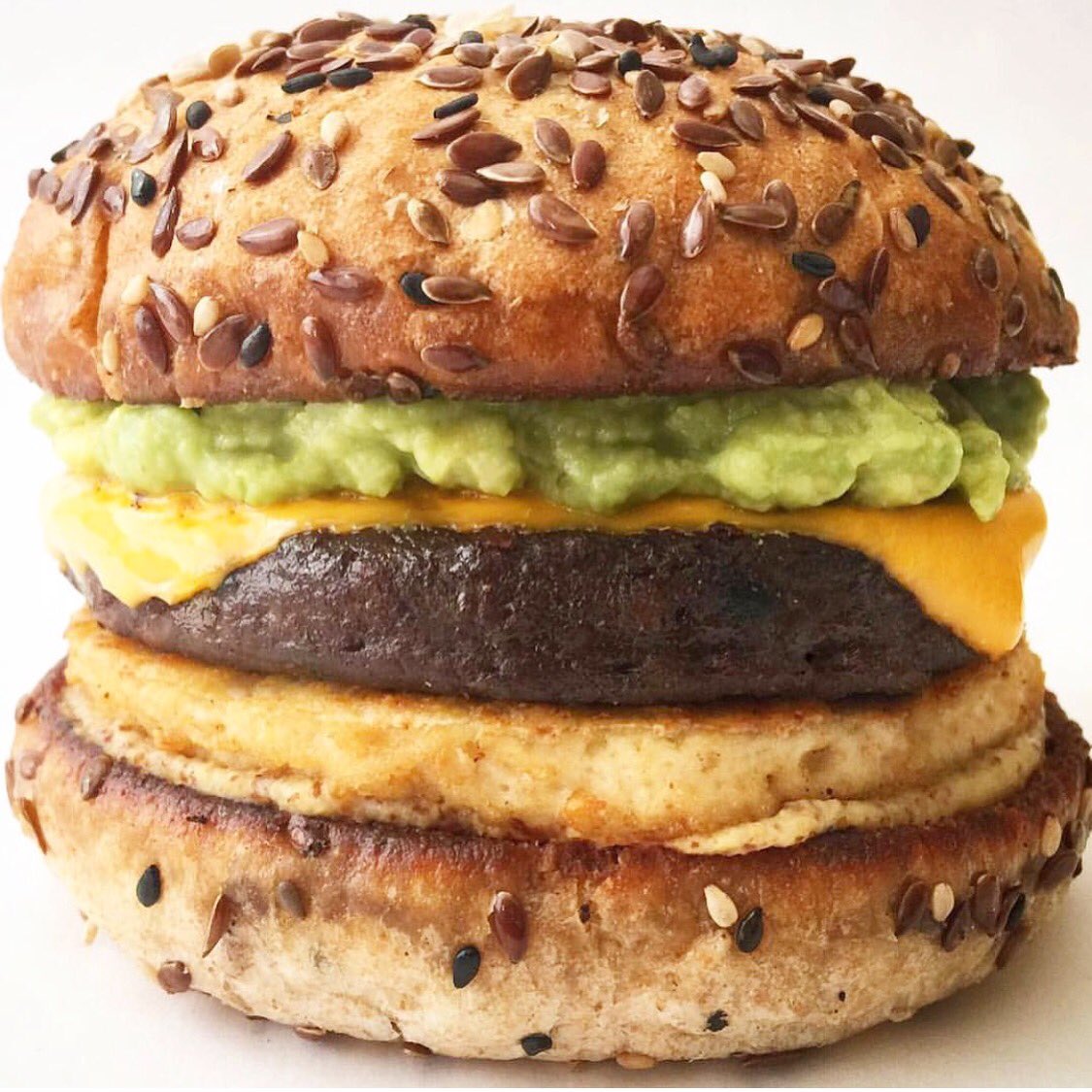 ExtraPlateApp's tweet photo. Vegan. Burger. Enough said.

🍽: @halamantiyan 
#ExtraPlateApp #ExtraPlate #EatLocal #Community #Ondemand #Vegan https://t.co/2WJygqwgJk