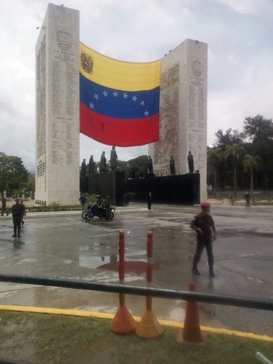 EmcomunaGuarico's tweet photo. Familia #Emcomuna estuvo presente hoy en Desfile Civico-Militar #5JulioVictorioso @rerchacin @uhcarola @NayiPSUV https://t.co/pnahzZXSkq