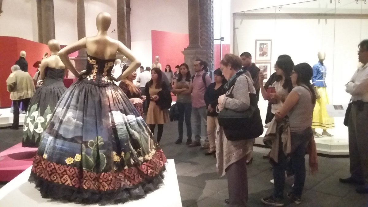 AMABPAC's tweet photo. Integrantes se #AMABPAC visitan la expo. #ModaenMéxico de @FomentoCulturAC https://t.co/vmKkcaVyZL