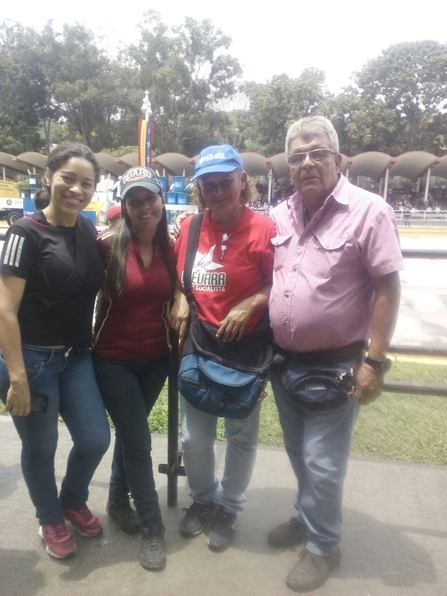 EmcomunaGuarico's tweet photo. Familia #Emcomuna estuvo presente hoy en Desfile Civico-Militar #5JulioVictorioso @rerchacin @uhcarola @NayiPSUV https://t.co/pnahzZXSkq