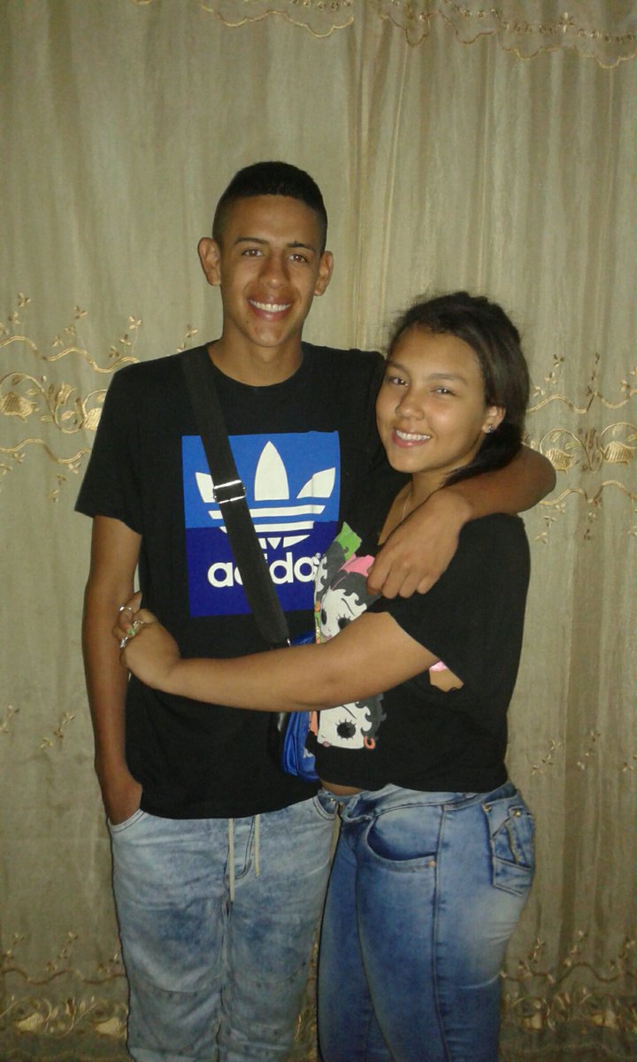 EstefaLopez201's tweet photo. Me siento más fuerte cuando mi mano está tomando la suya. 💑 Te amo https://t.co/Br1LUkw2cv