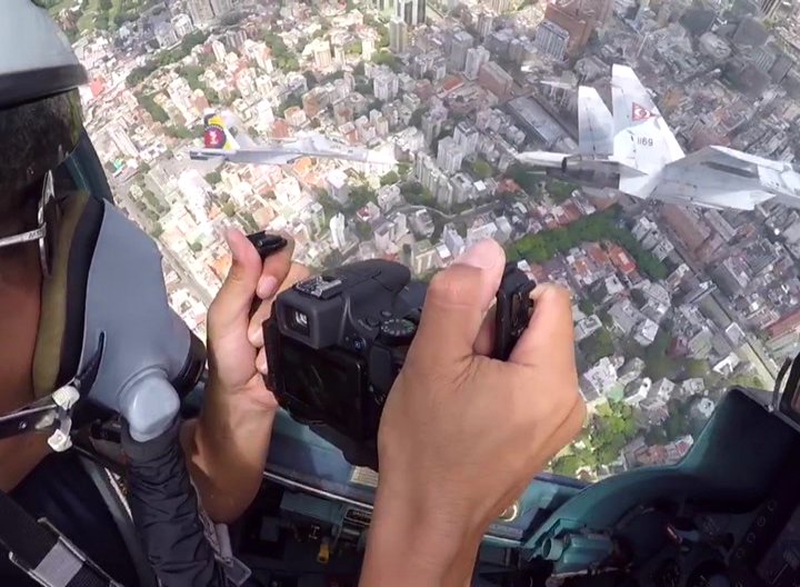VTVcanal8's tweet photo. Pilotos de la Aviación Militar: 2016 año de resistencia y esperanza ¡Viva la Patria! https://t.co/xuYOHR6iKp https://t.co/e1mKZdrA1L