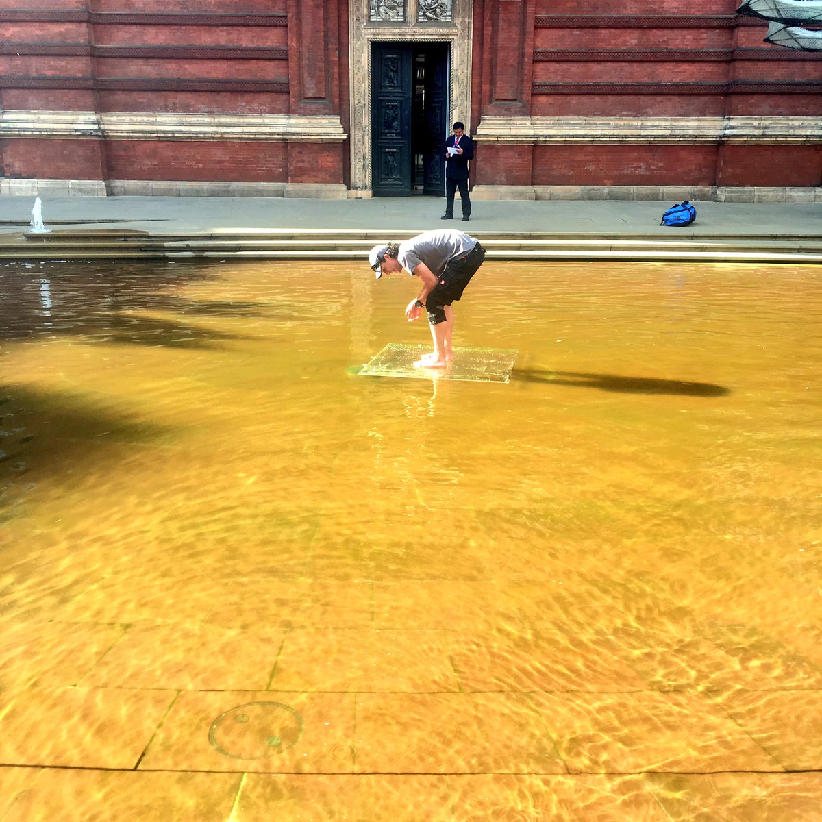 lightmotifprod's tweet photo. Before &amp; after shots of the floating stage in the ellipse tonight for #SW7Event @V_and_A #eventprofs https://t.co/4WApXmlh9G
