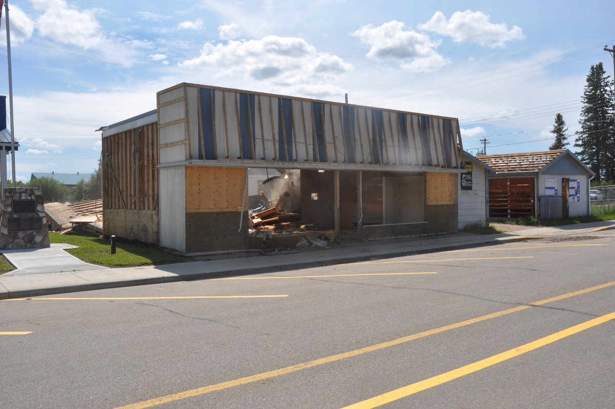 SouthPeaceNews's tweet photo. Yelling "timber" as Richards Lumber in #HighPrairie is demolished. https://t.co/1WA8EzoZ6v https://t.co/5OG4GAffHV