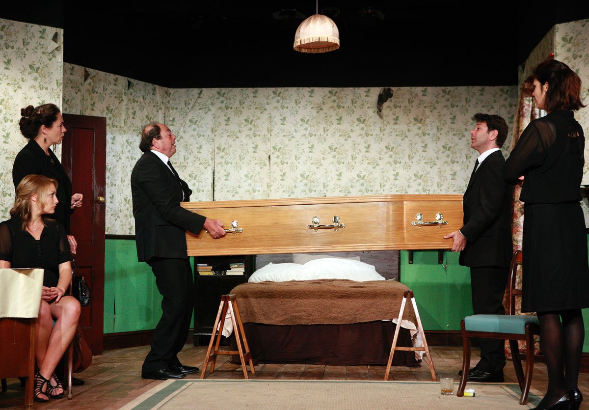 FFrintonTheatre's tweet image. Frinton Summer Theatre high jinx from 2015 in #MemoryOfWater by Shelagh Stephenson