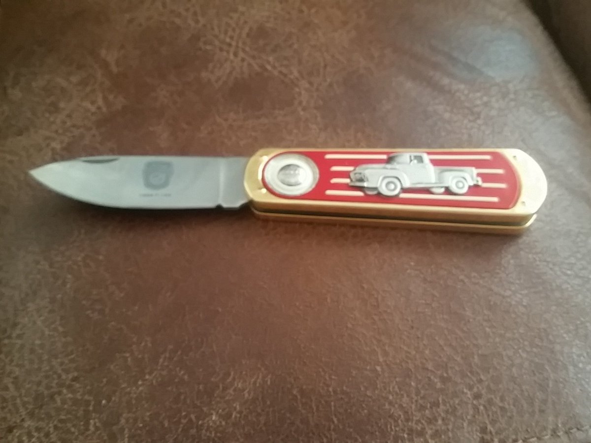 twerlychimp64's tweet photo. My new knife https://t.co/eIMSJNdxKo