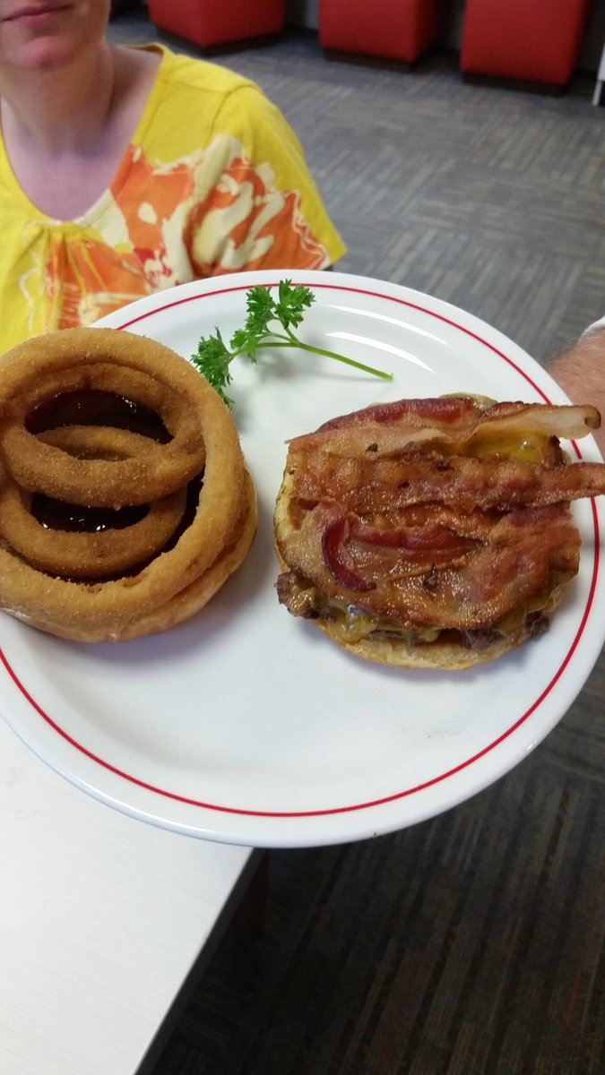GIRLROCKSOSU's tweet photo. Yummy the New Western Burger @FrischsBigBoy #PrimetimeBBQ #ad https://t.co/Tu9N1XAQlD