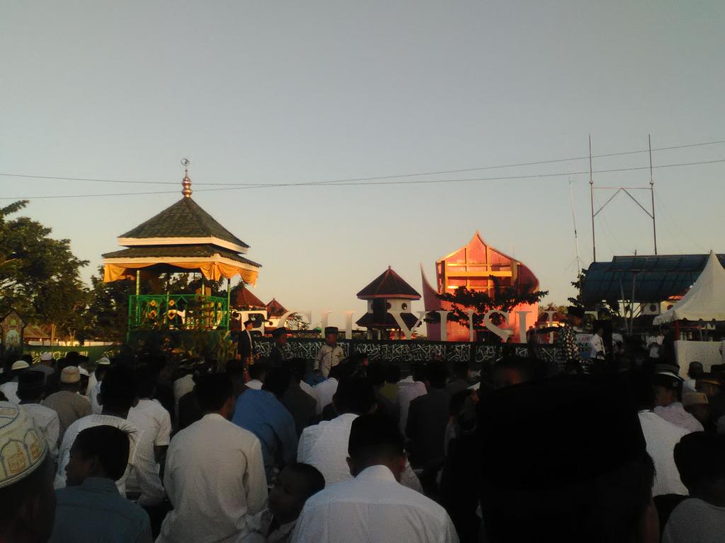 NurAskar2's tweet photo. Selamat hari raya idul fitri 1437 H. Mohon maaf lahir &amp; bathin. Suasana Lapangan Syech Yusuf Kab. gowa. https://t.co/pZk9MO1AzE