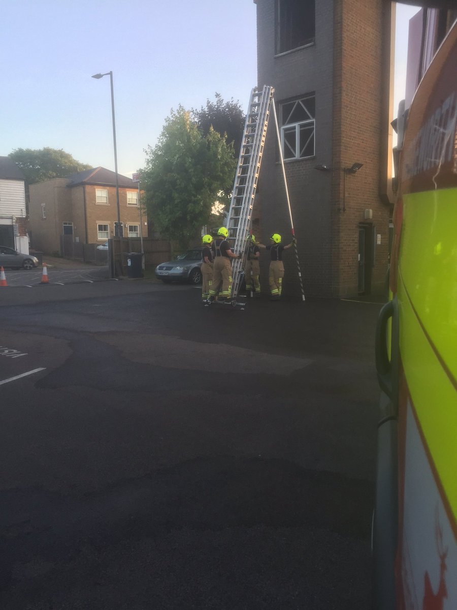 Sawbo_Fire_C27's tweet photo. Fire behaviour input &amp; practical branch techniques, followed by various 13.5m ladder pitches #operationalassurance https://t.co/i87BPrjj55