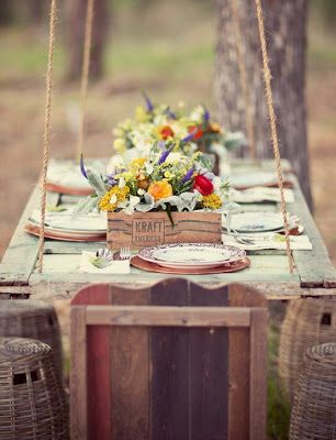 How about this table for backyard parties? Come chat more w/ us Wed. at 1pE! #HossColor @hossmagazine