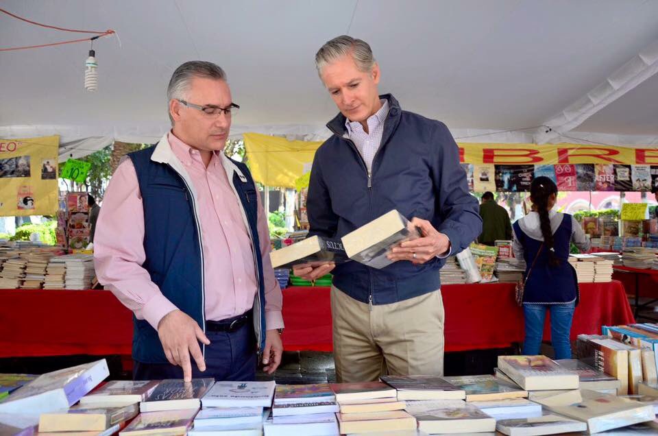 alfredodelmazo's tweet photo. Leer es conocer, viajar y explorar entre páginas. En #Tlalnepantla visité con @Pablo_Basanez la Feria del Libro. https://t.co/iKLlpCEAMr