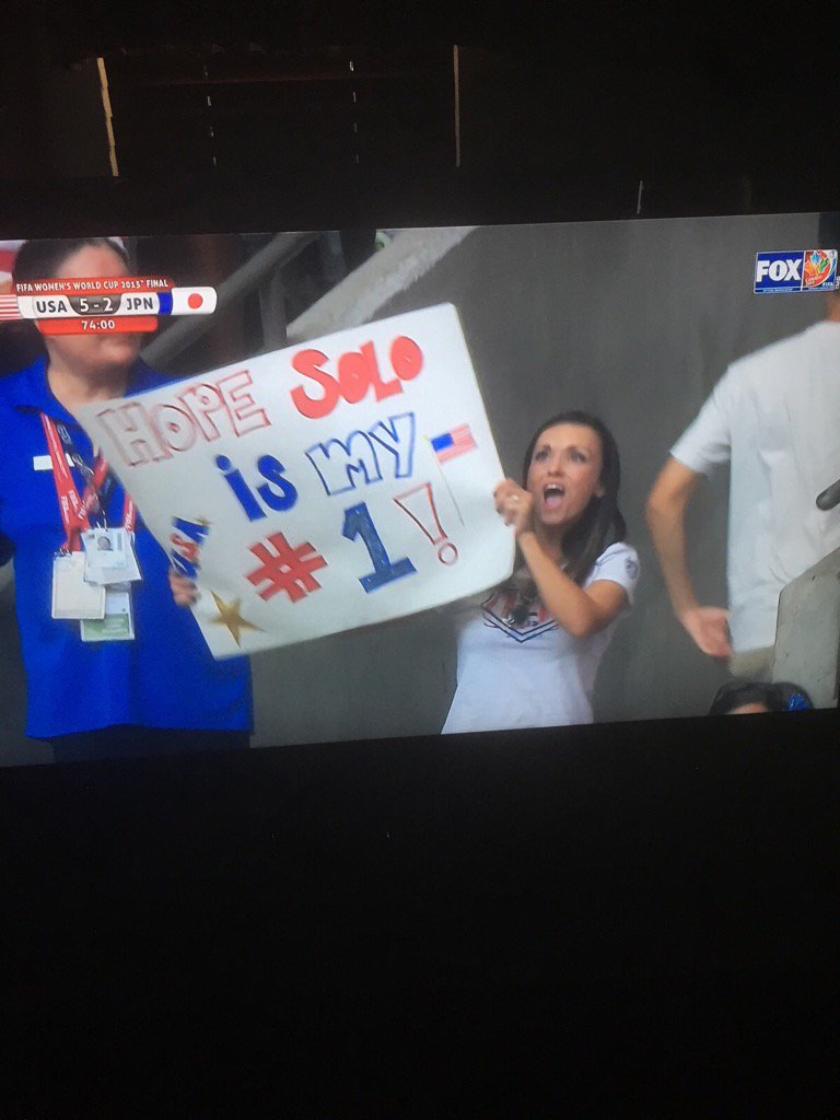 machellelenae's tweet photo. Last year at final made it on tv with my cool sign Hannah and I made @hopesolo #lookingforwardtorio https://t.co/4aDJnvZC7D