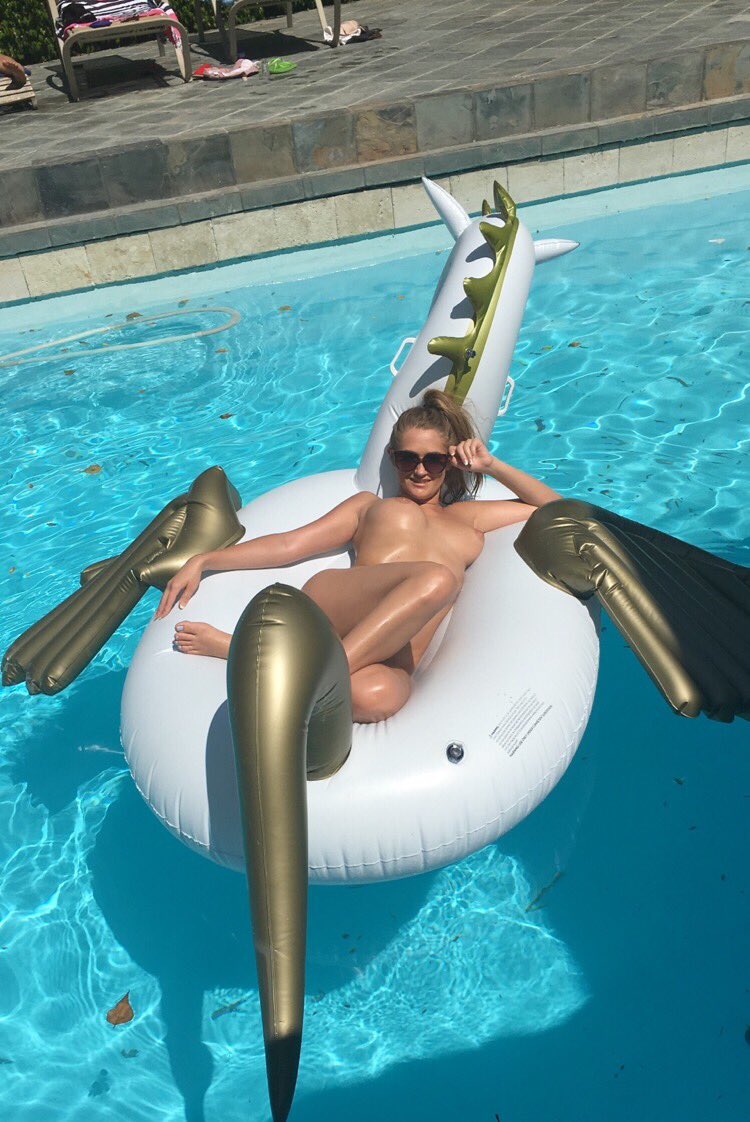 2 pic. ☺️☀️🐲💦🍍 https://t.co/El2y7410Hl
