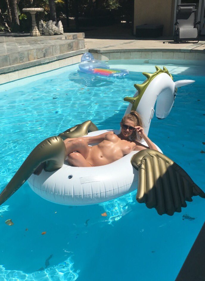 1 pic. ☺️☀️🐲💦🍍 https://t.co/El2y7410Hl