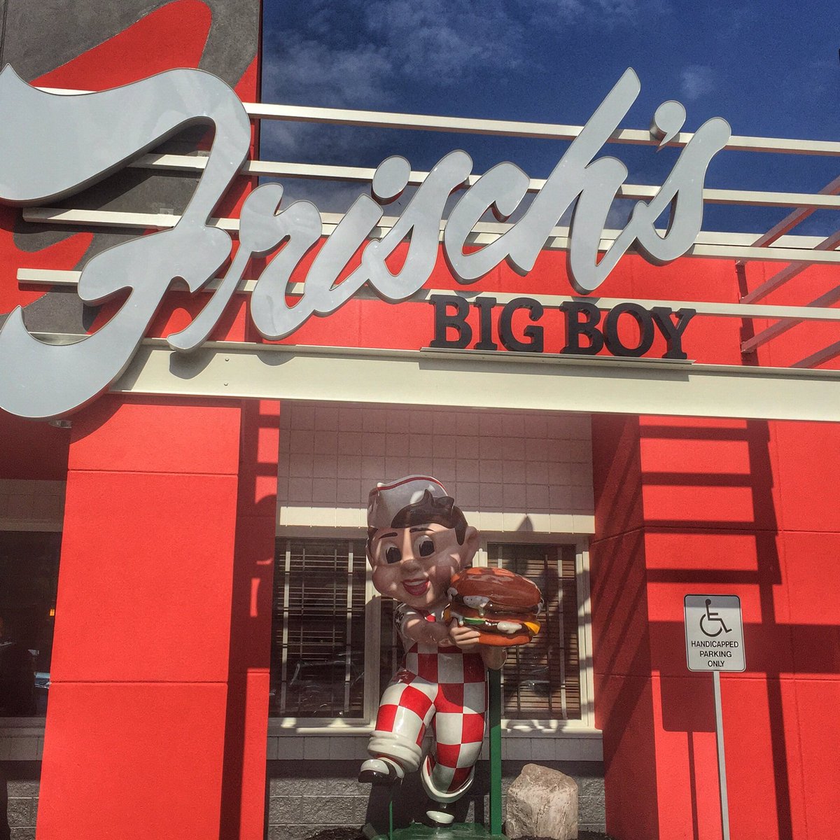 TheAdventureMom's tweet photo. I enjoyed tasting some of the new #Primetimebbq menu items at the newly renovated @FrischsBigBoy in Covington. YUM! https://t.co/BPZzbhdWeT