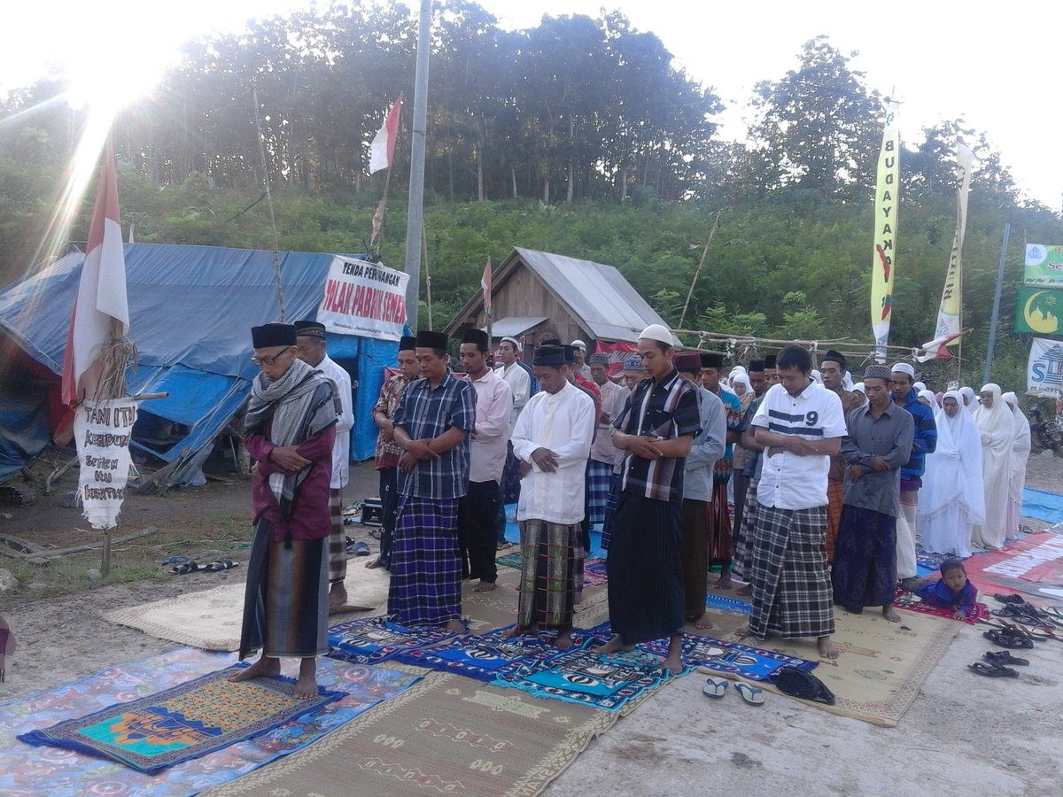 SeputarLasem's tweet photo. RT @banyukendeng: Sholat ied di imami oleh ustad Ahmad Salim dr Bitingan. #LebarandiTenda #savekendeng #pati #remb… https://t.co/AKVTggnZXz
