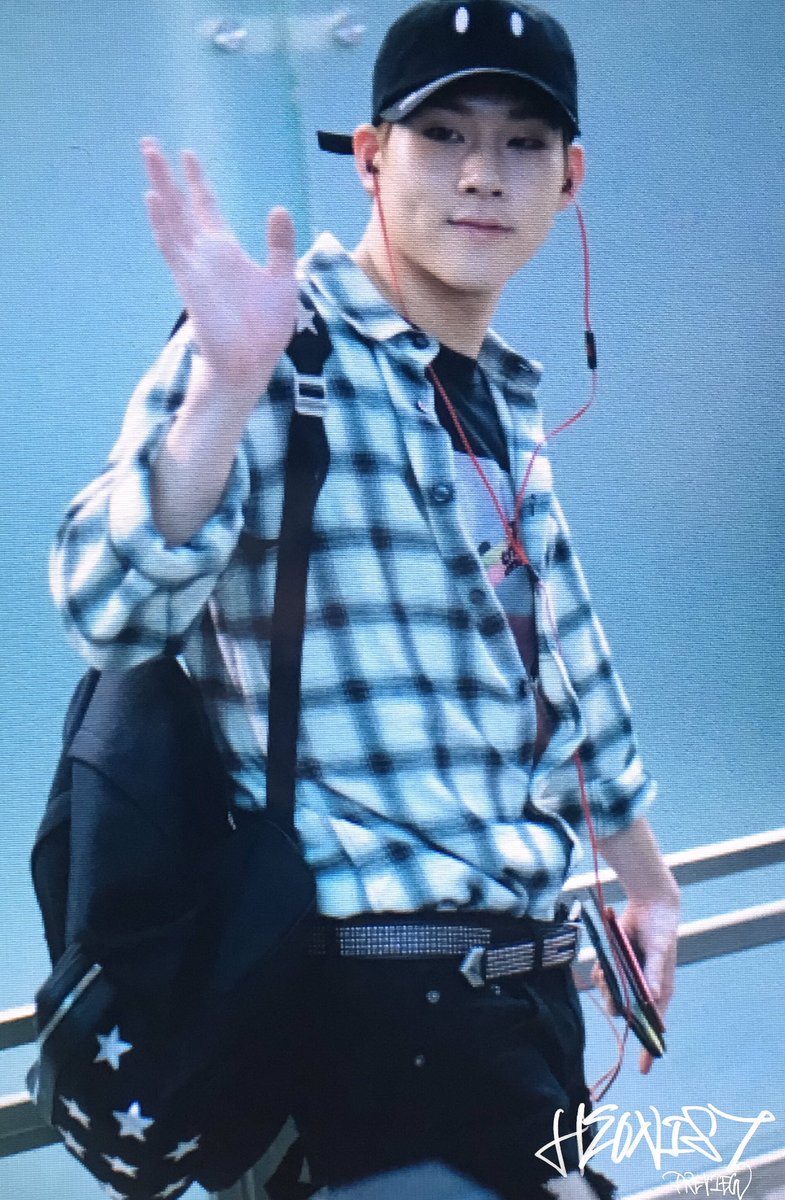 heonistnet's tweet photo. 160706 출국 #주헌 #몬스타엑스 @OfficialMonstaX
빠이빠이 https://t.co/5NHA084n4r