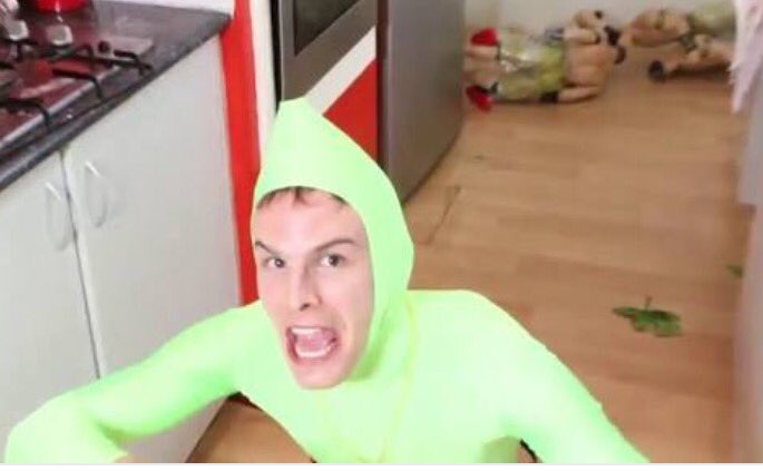 maxmoefoe's tweet photo. This crazy teen came out to his family by jumping off the kitchen stove @smosh https://t.co/2qjE3i0Yd6