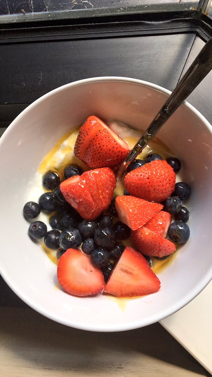 megeforde's tweet photo. Pre workout snack - plain Greek yogurt with berries & some honey #bbg #bbgworkout #bbgweek2 https://t.co/8SYcnZo5dM