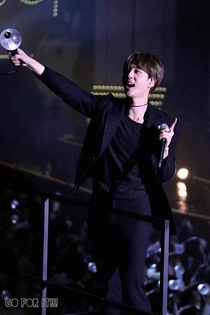 BTYYAAASSSS's tweet photo. Jin taking this fans bangtan bomb during Epilogue in Macau https://t.co/RByorIJkZn