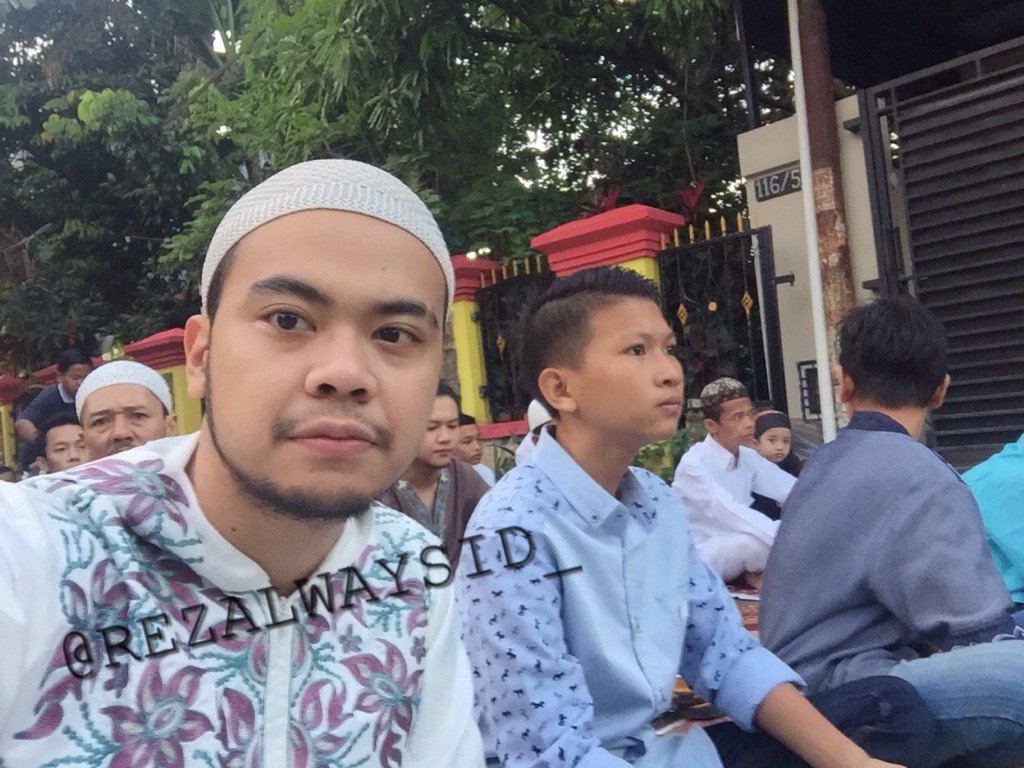 REZALWAYSID_'s tweet photo. Happy eid mubarak 🙏 mimin minta maaf kalo ada salah salah kata dan perbuatan yaaa 😊 https://t.co/uepmBPvKke