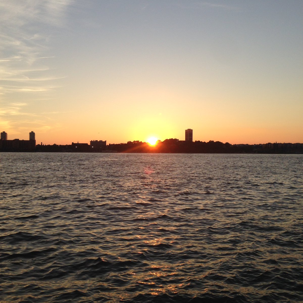 sanchezjohnny's tweet photo. #sunset #HappeningRightNow #RealTime #NoFilters #natural #nyc #manhattan #pier51 #JaneSt #WestSt #HudsonRiverPark https://t.co/L1MIkCMYow